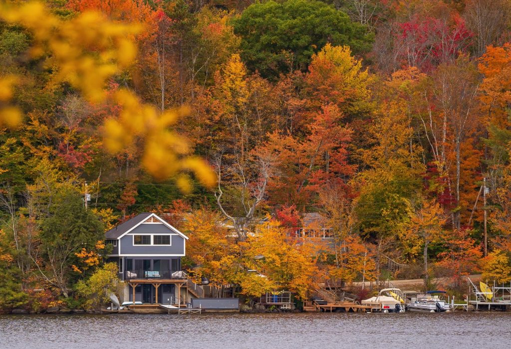 A lake in the Fall in New Hampshire with colourfall leaves